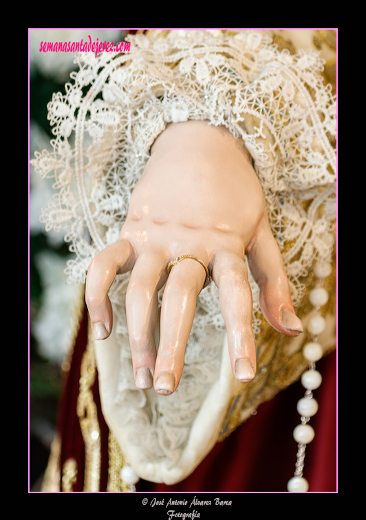 Mano derecha de Angustia de María, Madre de la Iglesia