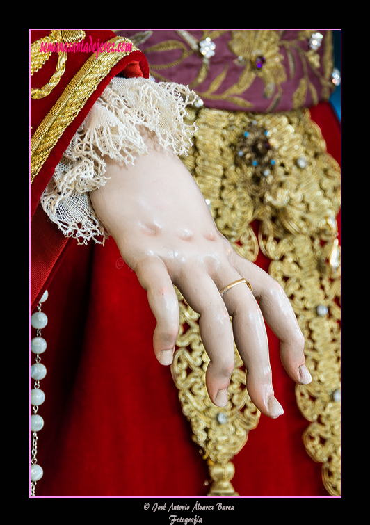 Mano derecha de Angustia de María, Madre de la Iglesia