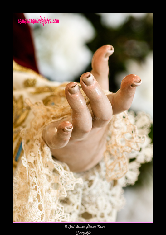 Mano izquierda de Angustia de María, Madre de la Iglesia