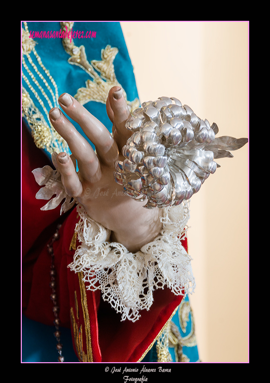 Mano izquierda de Angustia de María, Madre de la Iglesia