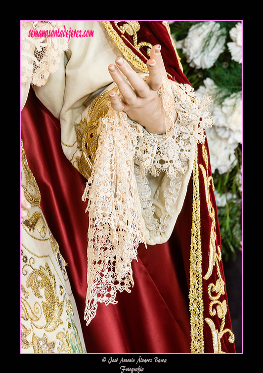 Pañuelo en la mano de Angustia de María, Madre de la Iglesia