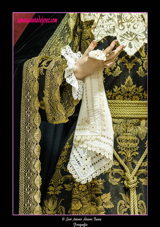 Pañuelo en la mano de Angustia de María, Madre de la Iglesia