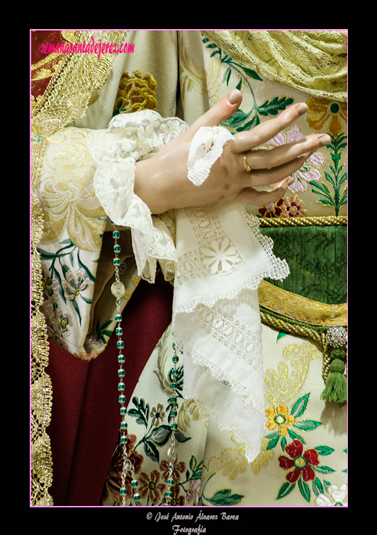 Pañuelo en la mano de Angustia de María, Madre de la Iglesia