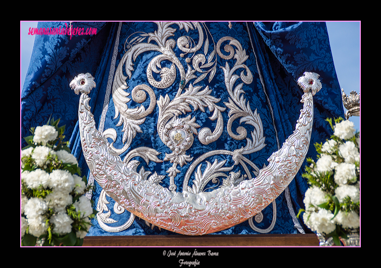 Media luna de plata de Angustia de María, Madre de la Iglesia