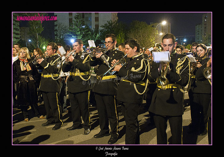 Agrupación Musical San Juan de Jerez tras el Paso de Misterio de la Agrupación del Señor de la Pasión