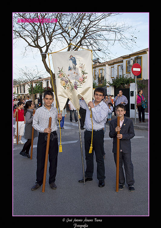 Bandera de la Inmaculada Concepción en la procesión de la Agrupación del Señor de la Pasión