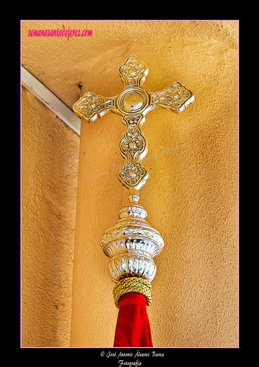 Cruz que remata el asta del Guión Sacramental de la Agrupación del Cristo de la Sed