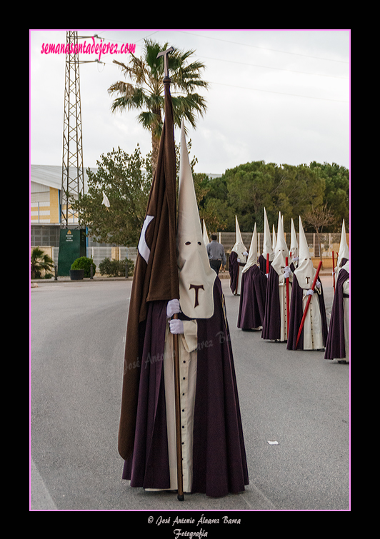 Nazareno portando la Bandera Franciscana de la Hermandad de la Entrega