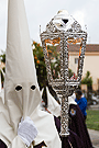 Nazareno con farol que acompaña a la Cruz de Guía de la Hermandad de la Entrega