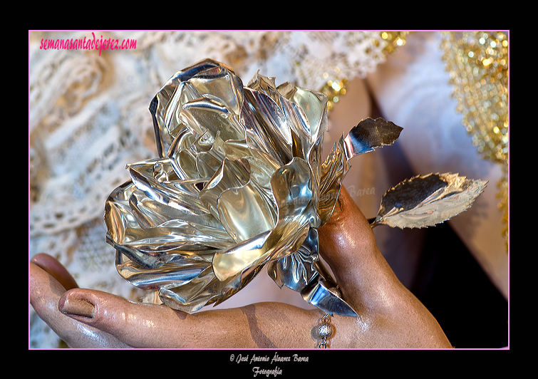 Rosa de plata en la mano de María Santísima del Silencio