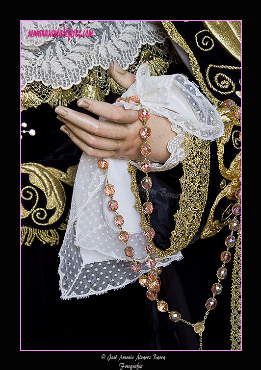 Pañuelo en la mano izquierda de Nuestra Señora de los Dolores