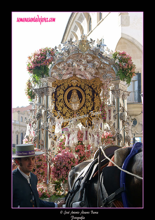 Carreta con el Simpecado de la Hermandad del Rocío de Jerez de la Frontera