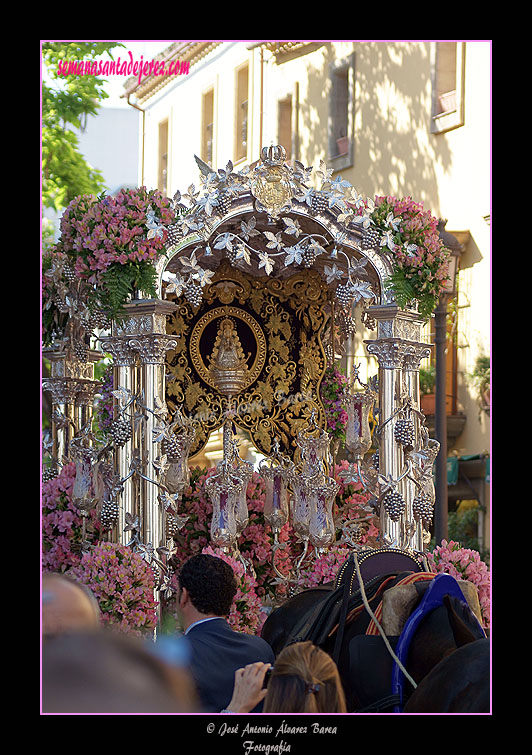 Carreta con el Simpecado de la Hermandad del Rocío de Jerez de la Frontera