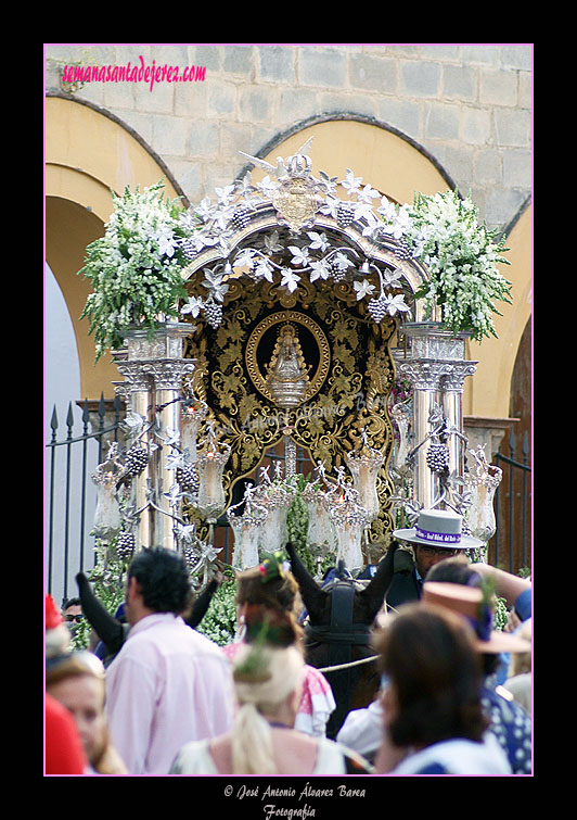 Carreta con el Simpecado de la Hermandad del Rocío de Jerez de la Frontera