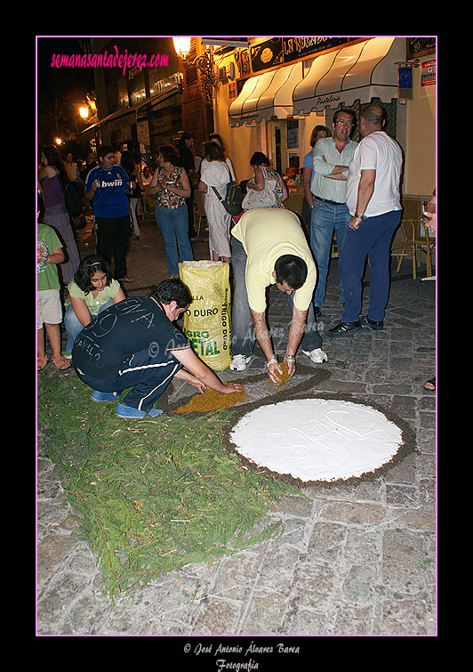 Montaje de alfombras para el Corpus Christi