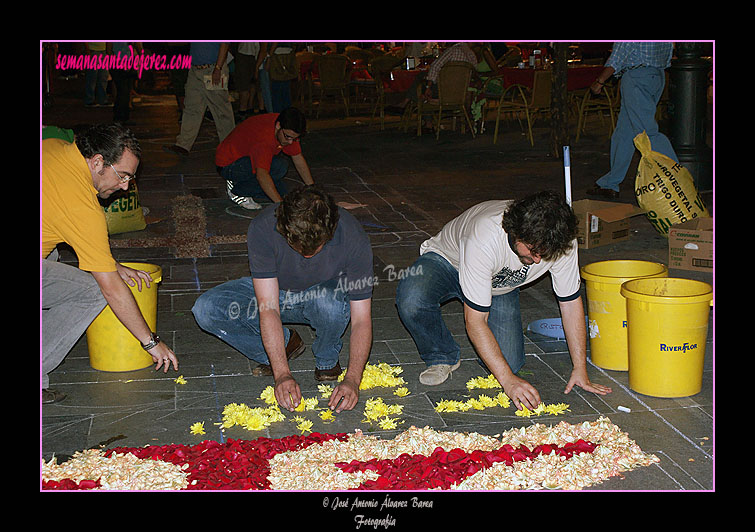 Montaje de alfombras para el Corpus Christi