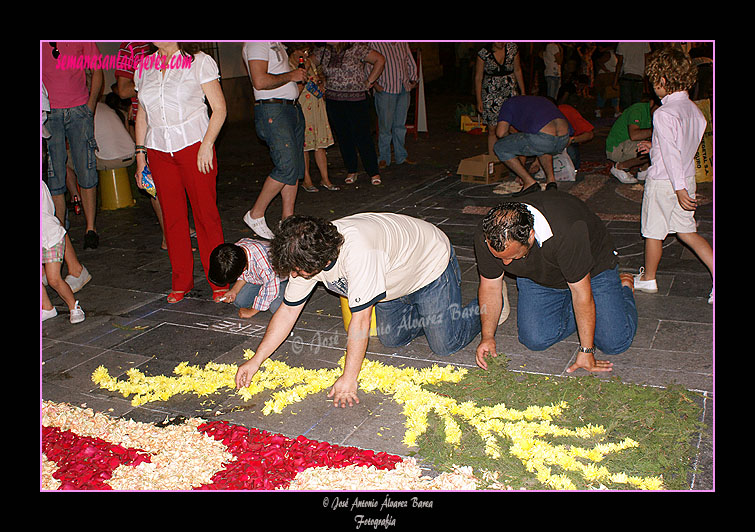 Montaje de alfombras para el Corpus Christi