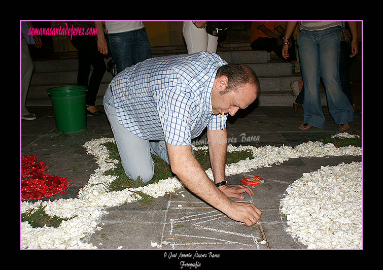 Montaje de alfombras para el Corpus Christi