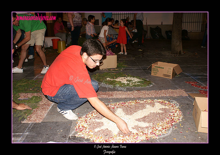 Montaje de alfombras para el Corpus Christi