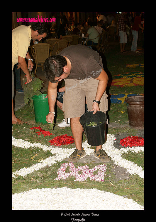 Montaje de alfombras para el Corpus Christi