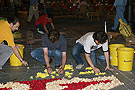 Montaje de alfombras para el Corpus