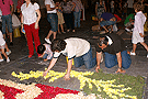 Montaje de alfombras para el Corpus