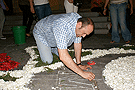 Montaje de alfombras para el Corpus