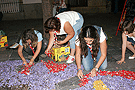 Montaje de alfombras para el Corpus
