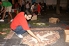 Montaje de alfombras para el Corpus
