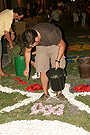 Montaje de alfombras para el Corpus