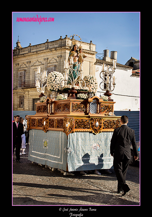 Procesión de traslado de María Auxiliadora del Colegio Salesiano de la calle Cabezas para la procesión del Corpus Christi (10 de junio de 2012)