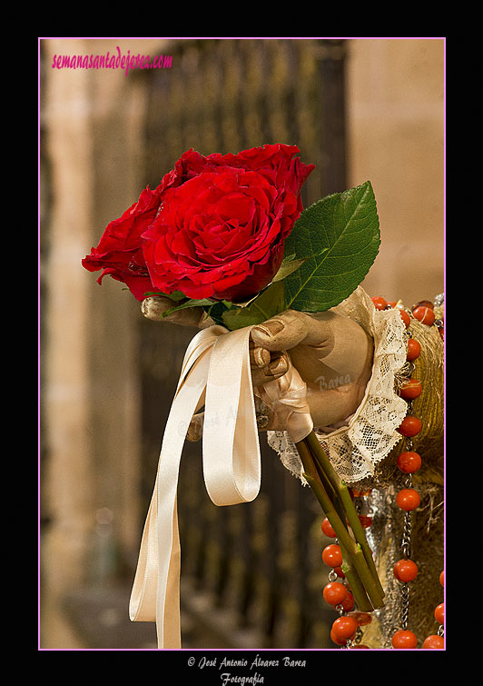 Rosa en la mano derecha de Nuestra Señora del Rosario de los Montañeses