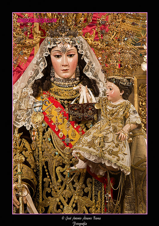 Nuestra Señora del Carmen Coronada