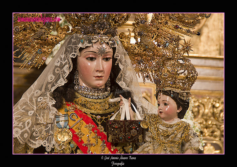 Nuestra Señora del Carmen Coronada