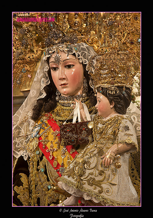 Nuestra Señora del Carmen Coronada