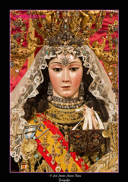 Nuestra Señora del Carmen Coronada