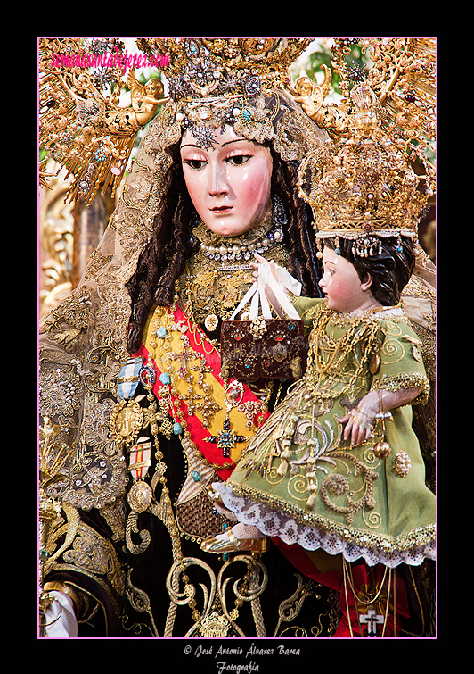 Nuestra Señora del Carmen Coronada