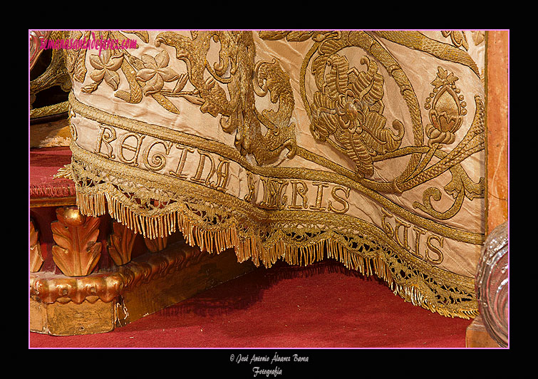 Detalle de los bordados del manto de Nuestra Señora del Carmen Coronada
