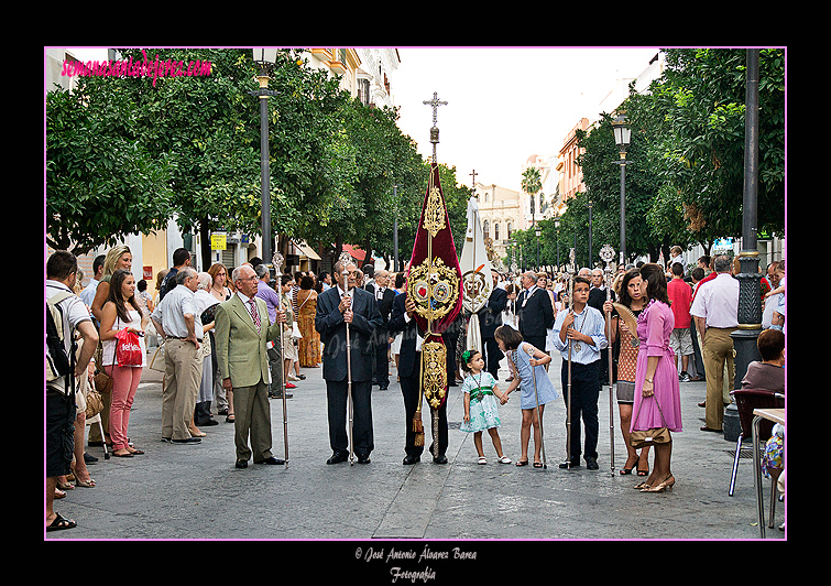 Presidencia del Estandarte de la Hermandad de la Lanzada en la procesión de la Virgen del Carmen