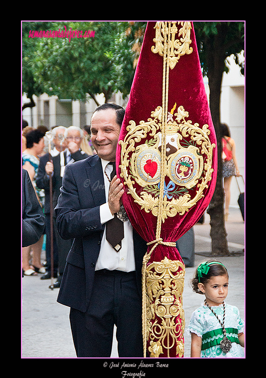 Estandarte de la Hermandad de la Lanzada en la procesión de la Virgen del Carmen