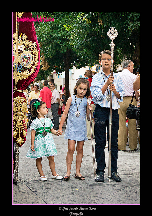 Acompañantes en la presidencia del Estandarte de la Hermandad de la Lanzada en la procesión de la Virgen del Carmen