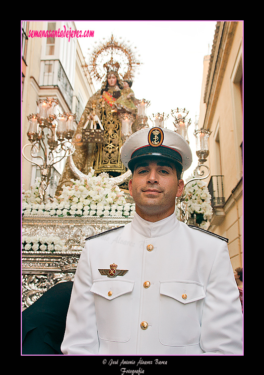 Infante de Marina escoltando el Paso de la Virgen del Carmen