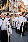 Preste y acólitos tras el Paso de la Virgen del Carmen