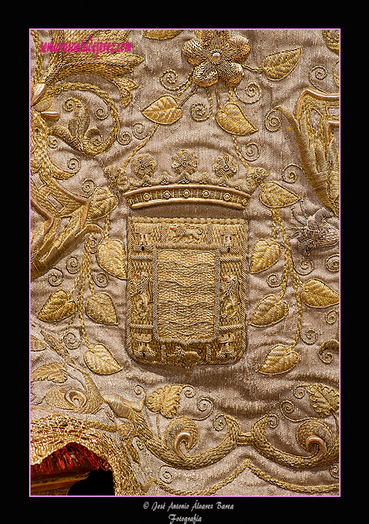 Escudo de Jerez bordado en el manto de Nuestra Señora de la Merced